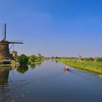 Kinderdijk private tour WINDMILLS in luxury Jaguar S Type