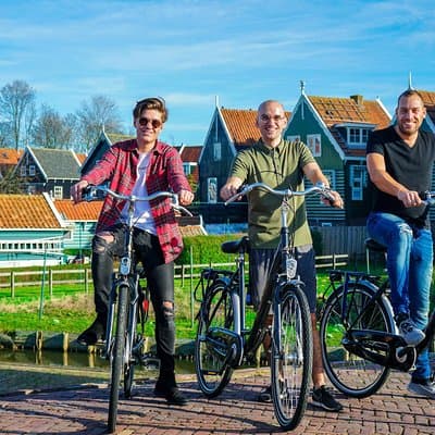 Volendam: E-bike rental with suggested countryside- and fisherman village route
