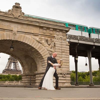 Paris 2-Hour Eiffel Tower Walking Tour with Professional Photo Shoot