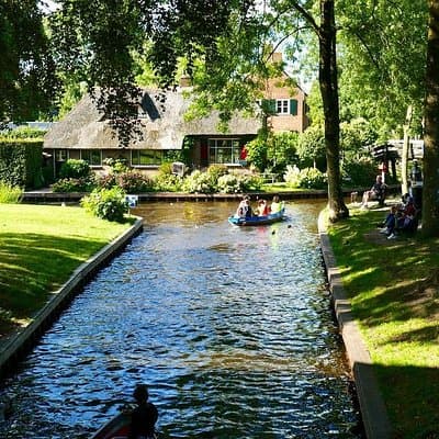 Giethoorn Private Tour from Amsterdam in Jaguar S Type 4