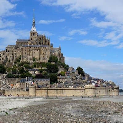 Best Private 12 hs tour to Mt. Saint Michel from Paris Hotel 4