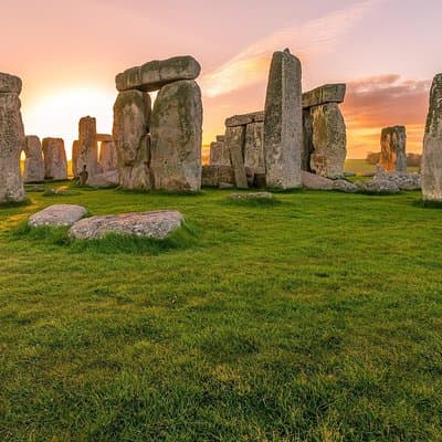 London: Private Tour to Stonehenge and Highclere Castle