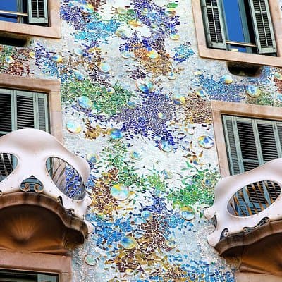 The wonders of architecture 2 hours on foot in Barcelona 3