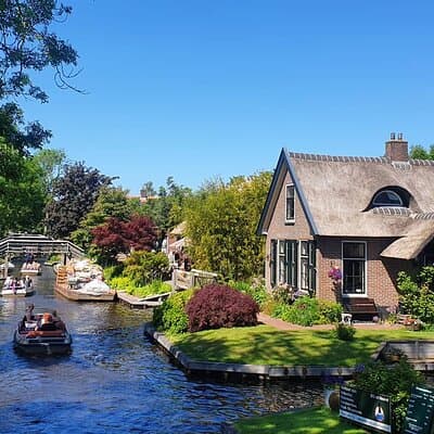 Small Group Giethoorn & Zaanse Schans w/ Pickup & Small Boat