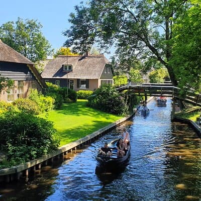 Small Group Giethoorn & Zaanse Schans w/ Pickup & Small Boat 4