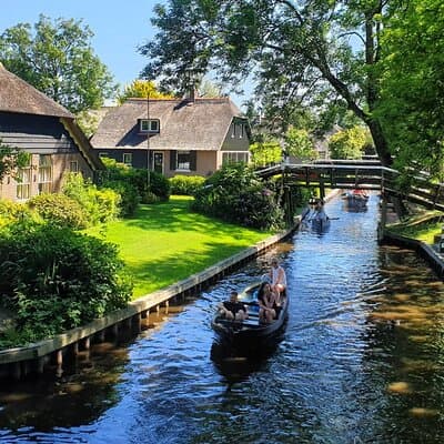 Giethoorn & Afsluitdijk Day Tour w/ Boat Ride & Hotel Pickup 3