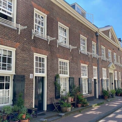 Explore hidden streets with friends 4