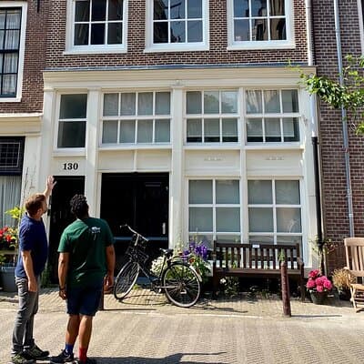 Explore hidden streets with friends 5