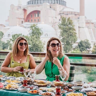 Love in Istanbul: Perfect Photo Moments at Iconic Locations 4
