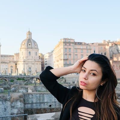 1-Hour Private Photoshoot Taking Beautiful Pictures in Rome