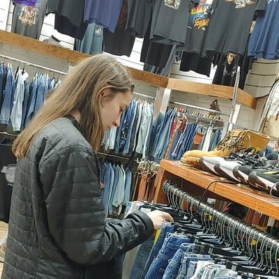 Mini Private Secondhand Shopping Tour in NYC - includes up to 8 5