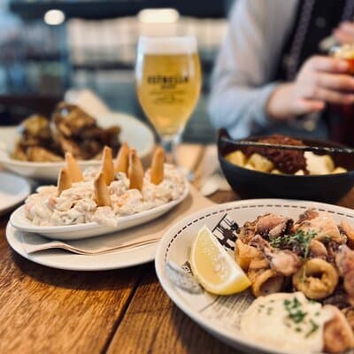 Barcelona Sightseeing by Bike with Photo Shooting and Tapas 2