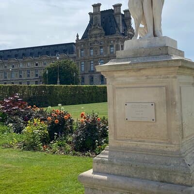 Exclusive Walking Tour of Central Paris With Local Guide 5