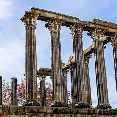 Transfer from Lisbon to Algarve with stop in Evora 2