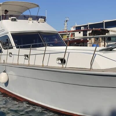 Exclusive Luxury Yacht Bosphorus Sightseeing Cruise in Istanbul