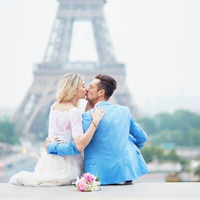Private Romantic Photoshoot in Paris with Bouquet of Flowers 2