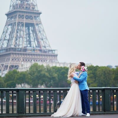Private Romantic Photoshoot in Paris with Bouquet of Flowers 3