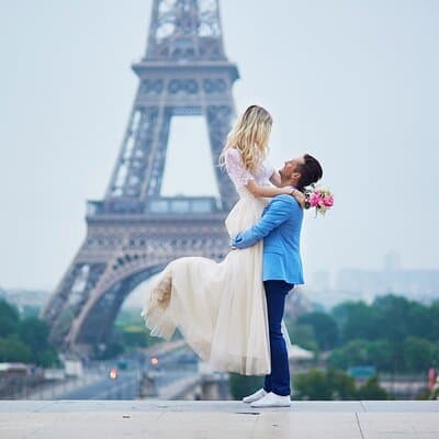 Private Romantic Photoshoot in Paris with Bouquet of Flowers