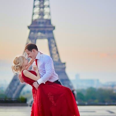 Private Romantic Photoshoot in Paris with Bouquet of Flowers 4