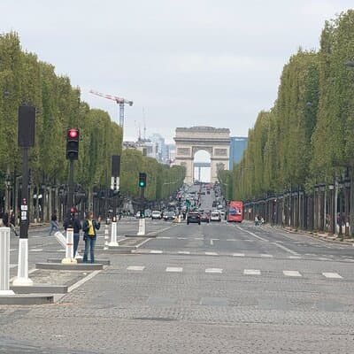 4-Hour Private Tour in Paris in a Vintage Car 3