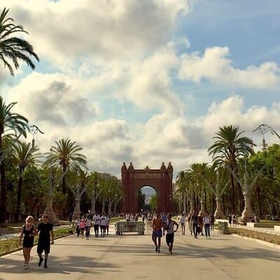 Tapas Walking Tour in old town, with local food market and Paella 2