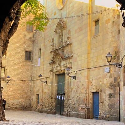 Tapas Walking Tour in old town, with local food market and Paella 4