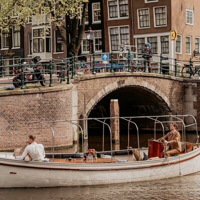 Amsterdam: Private Canal Cruise with Prosecco and Dutch Snacks