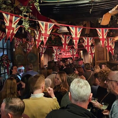 Pub Crawl and Sing along London Experience 5