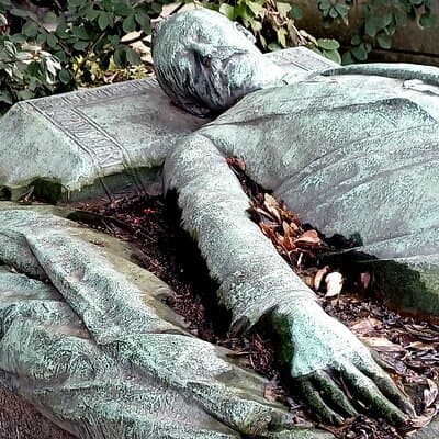 Who Killed Victor ? Inquiry at the Père Lachaise Cemetery 3