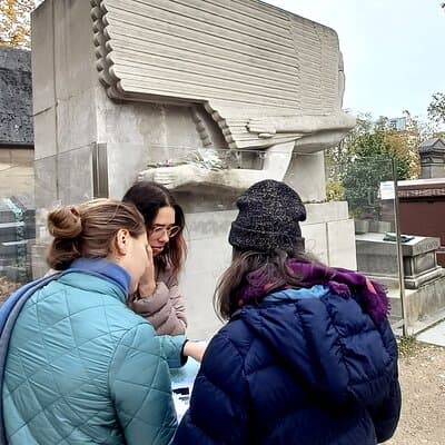 Who Killed Victor ? Inquiry at the Père Lachaise Cemetery 4