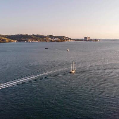 2h Lisbon Electric Tuk Tuk Tour + 2h Sunset Sailing Boat Trip 4