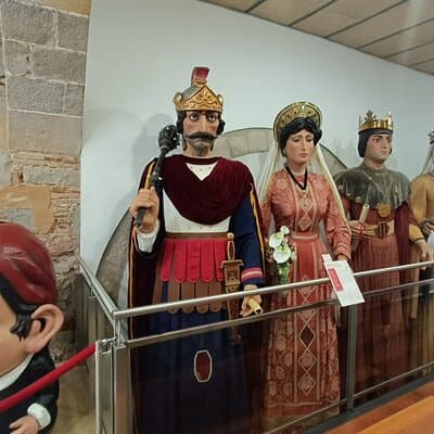 Familly friendly traditions & food tour: tailored tapas & games!