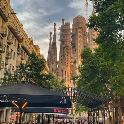 Sagrada Família Private Guided Tour and Entry in Barcelona 3