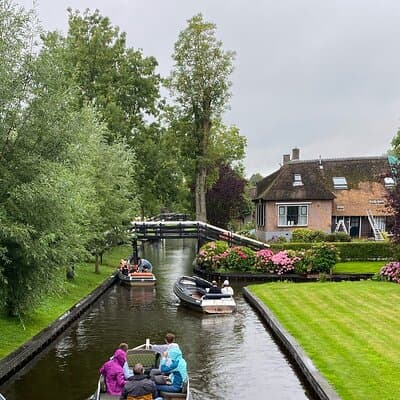 Private Tour to Giethoorn, Zaanse Schans and Windmills 4