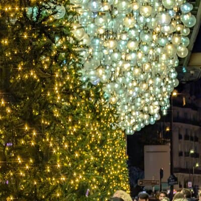 The magical illuminations of Christmas in Paris in an antique car! 4
