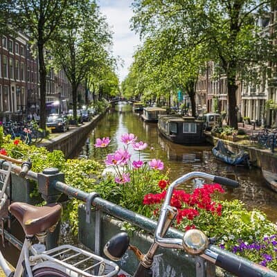 Amsterdam Historic City: a Self-Guided Augmented Reality Tour 4