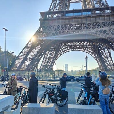 Paris : Private electric bike tour with wine and cheese tasting