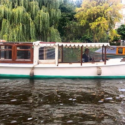 Marriage proposal on a romantic boat 3
