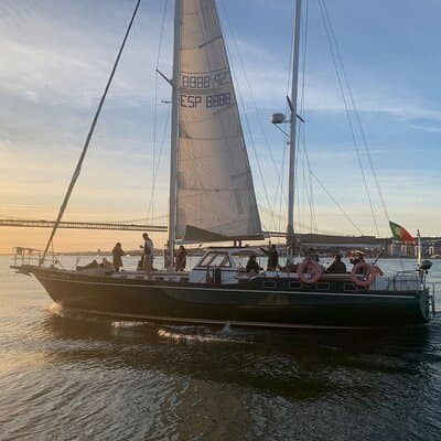Lisbon 2H Sailing Boat Tour and Cruise With Drinks 2