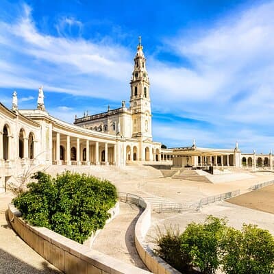From Lisbon: Small group day tour to Fátima, Nazaré & Óbidos