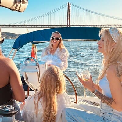 Lisbon Adventure: 2 Hours Tuk-Tuk Tours and 2 H Sunset Sailing
