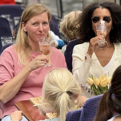 Amsterdam Classic Canal Cruise with Live Guide and Two Drinks 2