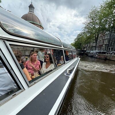 Amsterdam Classic Canal Cruise with Live Guide and Two Drinks 3