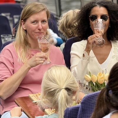 Amsterdam Classic Canal Cruise with Live Guide and Open Bar