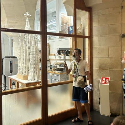 Small Group Tour in Barcelona Sagrada Familia with Tickets 5