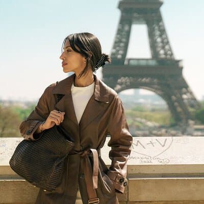 Paris: Eiffel Tower Vintage Photoshoot
