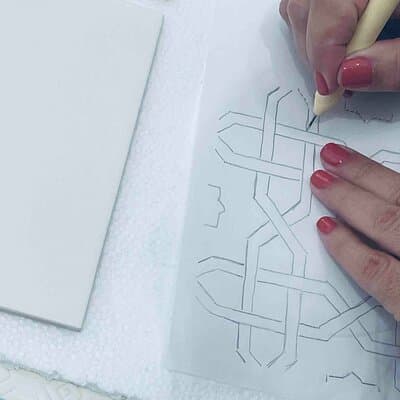 Paint tiles and create unique pieces in an art gallery in Lisbon 4