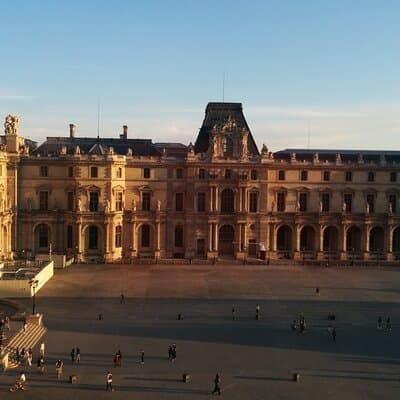 Louvre Museum Skip the Line Guided Tour with Artist 3