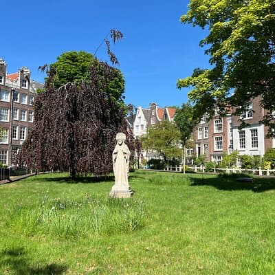 Amsterdam Walking Tour: Urban Legends & History with local guide 5