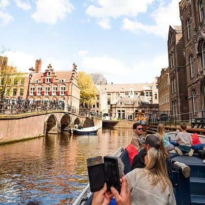 Amsterdam Open Boat Cruise in Old City Centre with Drinks Options